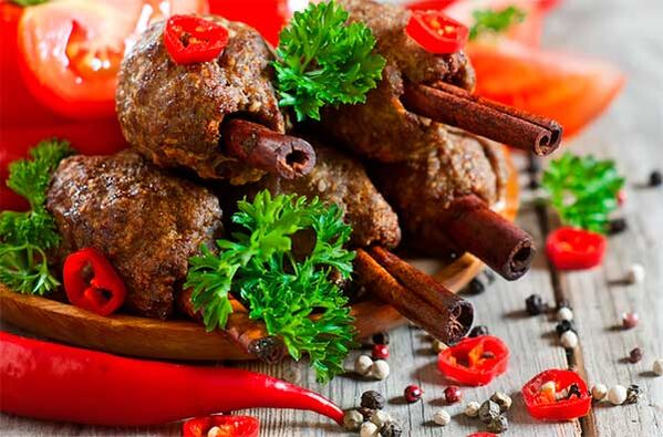 Fleischrollen mit Gewürzen und Gemüse sind ein ausreichendes Beispiel für die Ernährung.